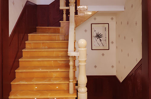 秀洲中式别墅室内汉白玉石楼梯的定制安装装饰效果